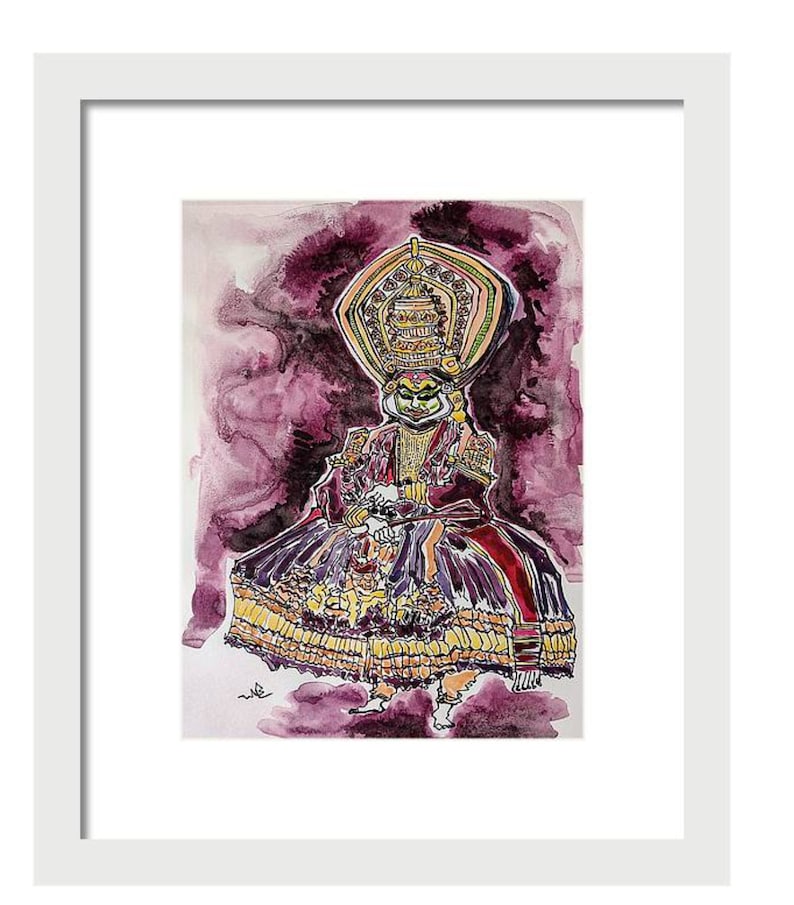 Pu&ograve; includere: Un dipinto ad acquerello di un artista in costume tradizionale indiano. L'artista indossa un grande e elaborato copricapo e una lunga gonna fluida. Lo sfondo &egrave; di colore viola scuro con sfumature di rosa e bianco.