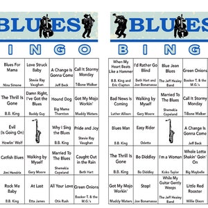 Pu&ograve; includere: Un tabellone di bingo in bianco e nero con uno sfondo blu e la parola "BLUES" in grandi lettere bianche in alto. Il tabellone &egrave; pieno di caselle legate alla musica blues, tra cui titoli di canzoni, artisti e strumenti.