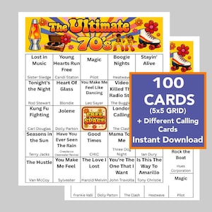 Pu&ograve; includere: Un set di cartelle di bingo a tema anni '70, con titoli di canzoni e artisti. L'immagine include una lampada a lava, pattini a rotelle e il testo "The Ultimate 70's". Il set include 100 cartelle.
