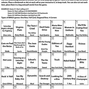 Puede incluir: Una tarjeta de bingo en blanco y negro con un tema de glam rock. La tarjeta presenta nombres de bandas y m&uacute;sicos, incluidos David Bowie, T. Rex y The Stooges. La tarjeta est&aacute; dividida en una cuadr&iacute;cula de 5x5 con los n&uacute;meros del 1 al 33.