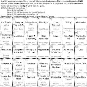 K&ouml;nnte beinhalten: Eine Bingo-Spielkarte mit Songs der 90er und 2000er Jahre mit Anweisungen und einer Anrufliste. Die Karte zeigt ein Raster von Songtiteln und K&uuml;nstlern, darunter Hits wie "California Love" und "Umbrella".