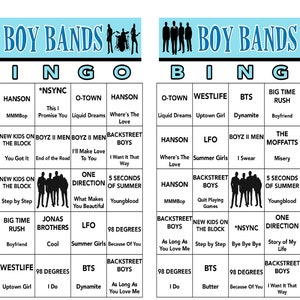 Może przedstawiać: Dwie karty do bingo z jasnoniebieskim nagł&oacute;wkiem z napisem "BOY BANDS". Każda karta zawiera siatkę z nazwami zespoł&oacute;w boysband&oacute;w i tytułami piosenek. Zespoły to m.in. *NSYNC, BTS, One Direction i Jonas Brothers. Karty są przeznaczone do gry.