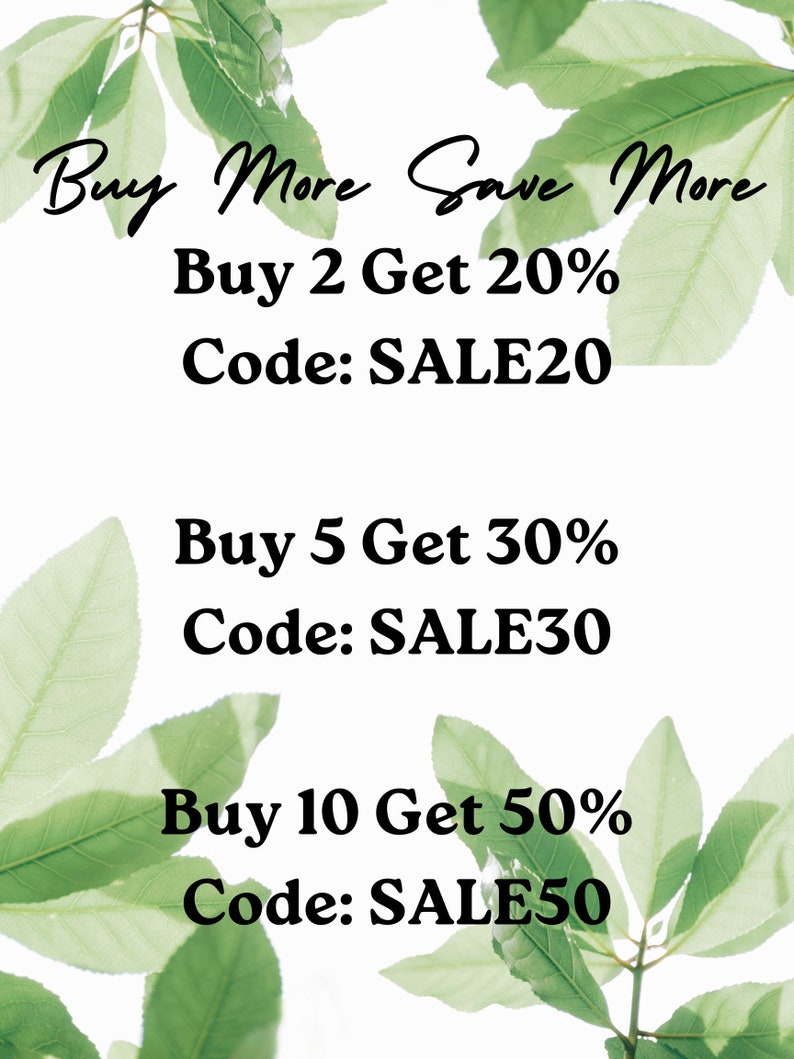 Pu&ograve; includere: Foglie verdi incorniciano uno sfondo bianco con il testo "Buy More Save More" e elencano codici sconto per l'acquisto di 2, 5 o 10 articoli. I codici sono SALE20, SALE30 e SALE50.