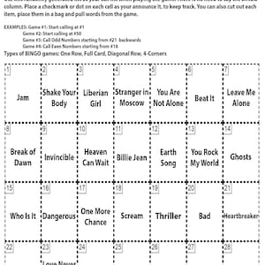 K&ouml;nnte beinhalten: Eine Michael Jackson Bingo-Spielkarte mit einem Raster von 28 Feldern. Jedes Feld enth&auml;lt einen Songtitel oder einen Text aus Michael Jacksons Musik. Die Felder sind von 1 bis 28 nummeriert.