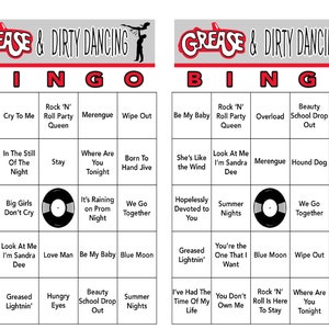 Puede incluir: Un cart&oacute;n de bingo con tem&aacute;tica de Grease y Dirty Dancing con 25 casillas. Cada casilla contiene el t&iacute;tulo de una canci&oacute;n de las pel&iacute;culas. El cart&oacute;n es blanco y negro con detalles rojos y grises.