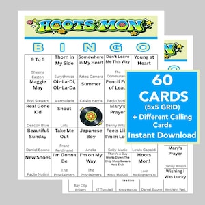 Op de afbeelding: Een bingospelset met een blauw, groen en wit ontwerp. De set bevat 60 kaarten met een 5x5 raster, plus verschillende belkaarten. Het thema van het spel is "Hoots Mon" met songtitels in de bingovakken.