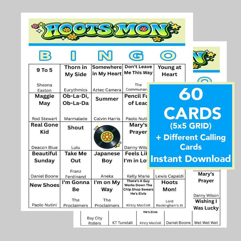 Op de afbeelding: Een bingospelset met een blauw, groen en wit ontwerp. De set bevat 60 kaarten met een 5x5 raster, plus verschillende belkaarten. Het thema van het spel is "Hoots Mon" met songtitels in de bingovakken.
