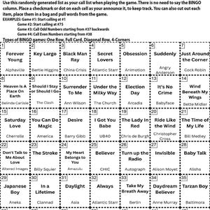 以下が含まれることがあります： 「ULTIMATE 80'S BINGO INSTRUCTIONS」と書かれたビンゴカード。カードには、1980年代の曲名が書かれた正方形のグリッドがあります。「Forever Young」や「Cruel Summer」など。説明は一番上にあります。