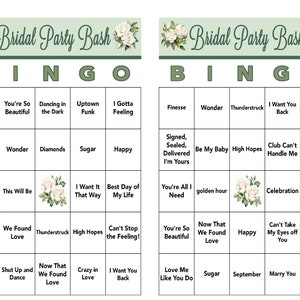 Op de afbeelding: Een printbare bingo-kaart voor een bruiloftsfeest met een groene achtergrond en witte bloemen. De kaart heeft 25 vakjes met verschillende zinnen die te maken hebben met een bruiloft, zoals "You're So Beautiful", "I Want It That Way" en "Club Can't Handle Me".
