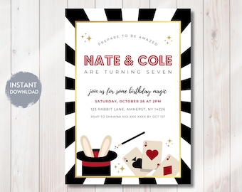 Könnte beinhalten: Eine Geburtstagseinladung mit einem schwarz-weiß gestreiften Rand und goldenen Akzenten. Der Text lautet "NATE & COLE ARE TURNING SEVEN" in Rot und Weiß. Enthält Illustrationen eines Zauberhuts, Spielkarten und eines Zauberstabs.