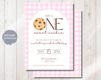 Puede incluir: Una invitación imprimible para un primer cumpleaños, con un patrón de cuadros vichy rosa y blanco. La invitación dice "She's One Sweet Cookie" e incluye una ilustración de una galleta con chispas de chocolate. La invitación incluye la fecha, la hora y el lugar de la fiesta.