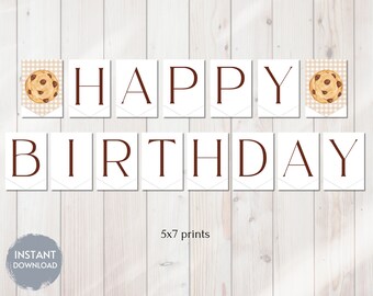 Op de afbeelding: Printbare Happy Birthday-banner met bruine letters en een chocoladekoekjesontwerp. De banner is 5x7 inch en zegt "Happy Birthday".