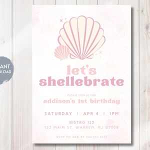Op de afbeelding: Roze en witte printbare uitnodiging met een schelpontwerp. De tekst luidt "Let's Shellebrate Addison's 1st Birthday" met details voor het feest.