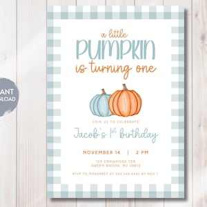 Könnte beinhalten: Eine digitale Einladung mit einem blau-orangen Kürbis-Thema. Der Text lautet "a little PUMPKIN is turning one" und "Jacob's 1st birthday". Der Hintergrund hat ein hellblaues Vichy-Muster. Enthält Datum, Uhrzeit und Ort.