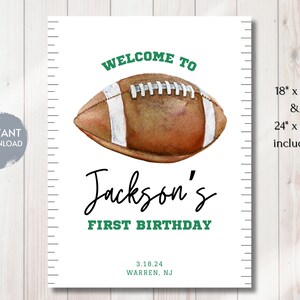Puede incluir: Un cartel imprimible para una fiesta de primer cumplea&ntilde;os con una ilustraci&oacute;n de acuarela de un bal&oacute;n de f&uacute;tbol marr&oacute;n con cordones blancos. El cartel dice "Bienvenido a Jackson's First Birthday" con la fecha "3.18.24" y la ubicaci&oacute;n "Warren, NJ". El cartel est&aacute; disponible en dos tama&ntilde;os: 18 pulgadas por 24 pulgadas y 24 pulgadas por 36 pulgadas.