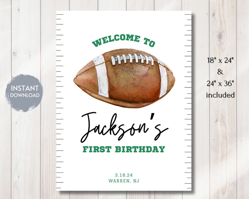 Puede incluir: Un cartel imprimible para una fiesta de primer cumplea&ntilde;os con una ilustraci&oacute;n de acuarela de un bal&oacute;n de f&uacute;tbol marr&oacute;n con cordones blancos. El cartel dice "Bienvenido a Jackson's First Birthday" con la fecha "3.18.24" y la ubicaci&oacute;n "Warren, NJ". El cartel est&aacute; disponible en dos tama&ntilde;os: 18 pulgadas por 24 pulgadas y 24 pulgadas por 36 pulgadas.