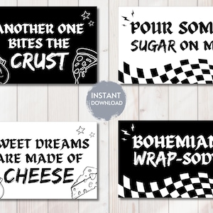 Op de afbeelding: Vier zwart-witte rechthoekige borden met humoristische zinnen. Eén zegt "ANOTHER ONE BITES THE CRUST" met een pizzapunt en een tongafbeelding. Een andere zegt "POUR SOME SUGAR ON ME" met een dambordpatroon.