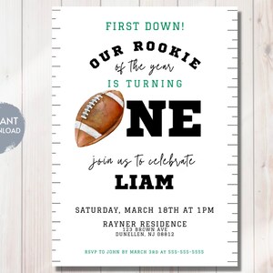 Puede incluir: Una invitaci&oacute;n de fiesta de primer cumplea&ntilde;os con tem&aacute;tica de f&uacute;tbol, en blanco y verde, con una ilustraci&oacute;n de un bal&oacute;n de f&uacute;tbol marr&oacute;n y blanco. La invitaci&oacute;n dice "First Down! Our Rookie of the year is turning One. Join us to celebrate Liam. Saturday, March 18th at 1 PM. Rayner Residence, 123 Brown Ave, Dunellen, NJ 08812. RSVP to John by March 3rd at 555-555-5555."