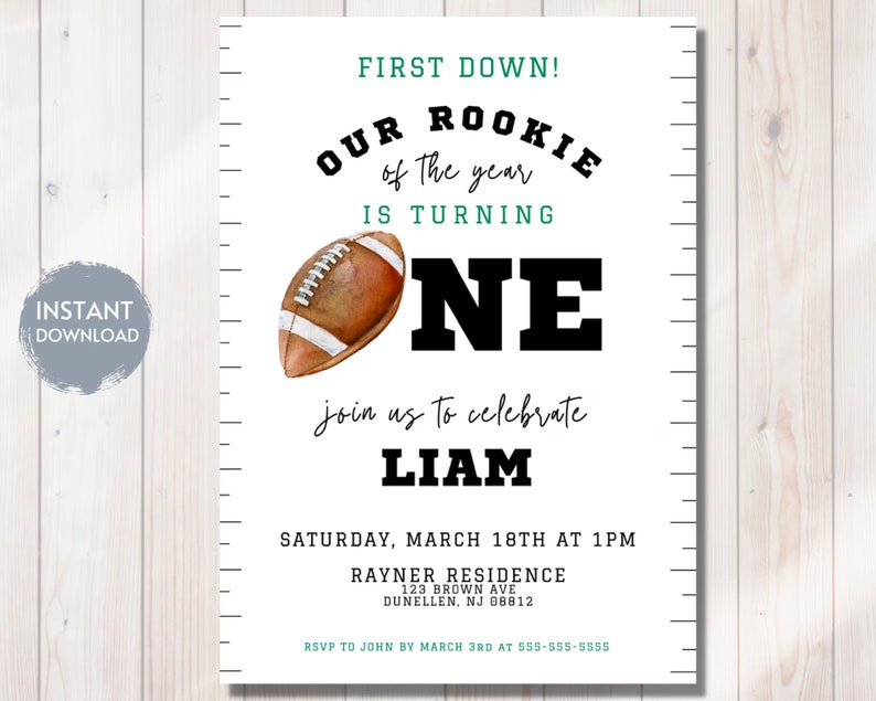Puede incluir: Una invitaci&oacute;n de fiesta de primer cumplea&ntilde;os con tem&aacute;tica de f&uacute;tbol, en blanco y verde, con una ilustraci&oacute;n de un bal&oacute;n de f&uacute;tbol marr&oacute;n y blanco. La invitaci&oacute;n dice "First Down! Our Rookie of the year is turning One. Join us to celebrate Liam. Saturday, March 18th at 1 PM. Rayner Residence, 123 Brown Ave, Dunellen, NJ 08812. RSVP to John by March 3rd at 555-555-5555."