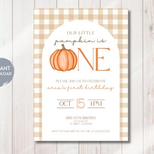 Puede incluir: Una invitación imprimible para una fiesta de primer cumpleaños con temática de calabaza. La invitación presenta un fondo de cuadros vichy marrón y blanco, una calabaza naranja y el texto "Nuestra pequeña calabaza tiene un año".