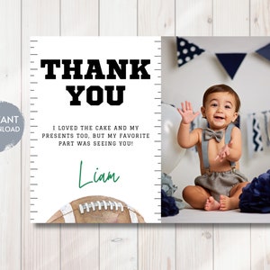 Puede incluir: Una tarjeta de agradecimiento con tem&aacute;tica de f&uacute;tbol. La tarjeta tiene un dise&ntilde;o de regla en blanco y negro con las palabras "Gracias" en letras negras en negrita. El texto "Me encant&oacute; el pastel y mis regalos tambi&eacute;n, pero mi parte favorita fue verte!" est&aacute; escrito en negro. El nombre "Liam" est&aacute; escrito en cursiva verde. Un bal&oacute;n de f&uacute;tbol marr&oacute;n y blanco est&aacute; en la parte inferior de la tarjeta. Una foto de un beb&eacute; est&aacute; en el lado derecho de la tarjeta.