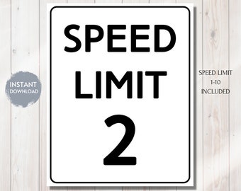 Puede incluir: Una señal de límite de velocidad en blanco y negro con el número 2. La señal dice "SPEED LIMIT 2".