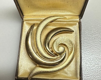 Hermoso broche de remolino de oro TONA vintage de 1980