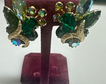 Hermoso par de aretes de pedrería verde con clip WEISS de 1960