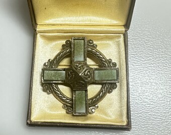 Hermoso colgante/broche de cruz verde MIRACLE de la década de 1980