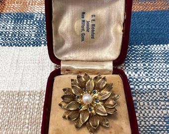 Hermoso broche de oro de 14 quilates con forma de flor de Krementz de los años 50 con perlas y zafiros azules