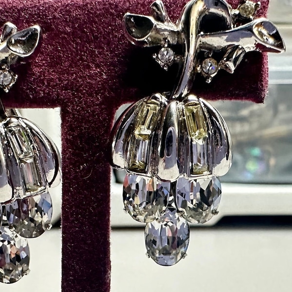 Beautiful Pair of 1950’s CROWN TRIFARI Clip-On Articulated Rhinestone Earrings