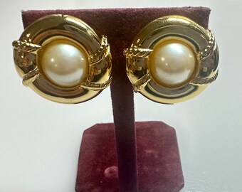 Hermoso par vintage de pendientes de perlas sintéticas con clip RICHELIEU de la década de 1960