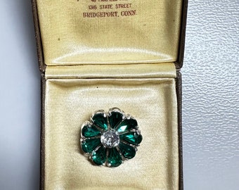 Impresionante broche de flor de diamantes de imitación verde y transparente vintage de 1940