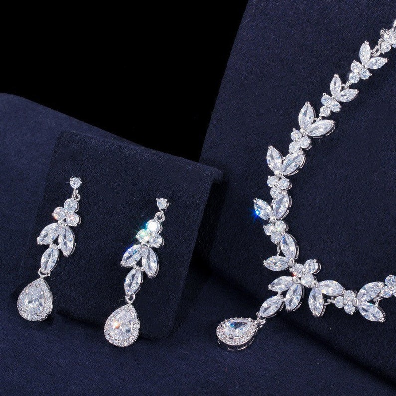 Ensemble de colliers de mariée en or, boucles d'oreilles de mariage pour les mariées, ensemble de colliers en cristal, boucles d'oreilles de mariage en forme de larme, bijoux de mariée, bijoux de mariage en argent image 4