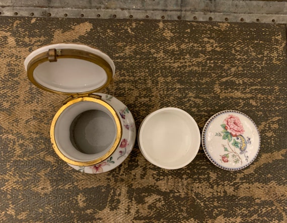 Vintage Porcelain Decorative Trinket Boxes with F… - image 3