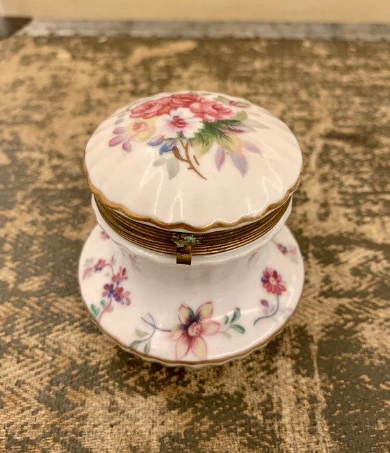 Vintage Porcelain Decorative Trinket Boxes with F… - image 6