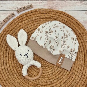 Czapka letnia/zimowa według Państwa życzeń z imieniem "Kwiaty biało-beżowe" czapka z mankietami, czapka zimowa, czapka letnia, czapka niemowlęca, personalizacja