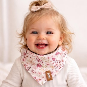 Pañuelo reversible para bebé "Flores blancas y rosas" de jersey, tejido gofre, triangular, babero, paño para eructar, babero, paño para babas, pañuelo con nombre.