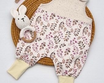 Strampler Baby, Latzhose, Babykleidung "Blümchen beige-rosa" nach Wünsch mit Namen, Jersey Latzhose, Jersey Strampler, Geschenk zur Geburt