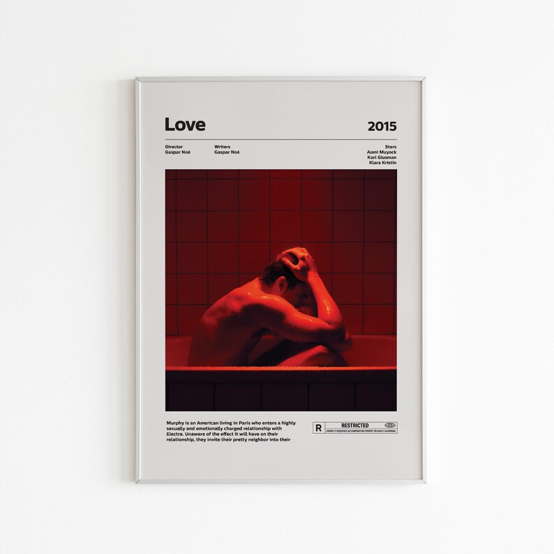 K&ouml;nnte beinhalten: Filmplakat f&uuml;r den Film "Love" (2015) mit einem Mann, der in einer Badewanne mit roten Fliesen sitzt. Das Plakat enth&auml;lt den Titel, das Jahr, den Regisseur, den Drehbuchautor, die Stars und eine Altersfreigabe.