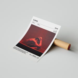 K&ouml;nnte beinhalten: Ein minimalistisches Filmplakat f&uuml;r den Film "Love", der 2015 ver&ouml;ffentlicht wurde. Das Plakat zeigt eine rot beleuchtete Szene eines Mannes, der in einer Badewanne sitzt. Der Titel "Love" steht in schwarzer Schrift oben auf dem Plakat.