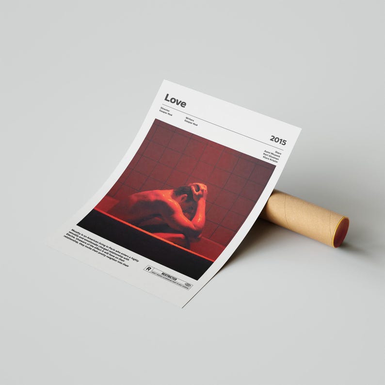 K&ouml;nnte beinhalten: Ein minimalistisches Filmplakat f&uuml;r den Film "Love", der 2015 ver&ouml;ffentlicht wurde. Das Plakat zeigt eine rot beleuchtete Szene eines Mannes, der in einer Badewanne sitzt. Der Titel "Love" steht in schwarzer Schrift oben auf dem Plakat.
