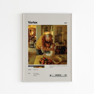 Può includere: Locandina del film "Vortex" (2021) diretto da Gaspar Noé. La locandina presenta una foto di una coppia anziana che si abbraccia in un ambiente da cucina. La locandina include il titolo del film, l'anno, il regista e le star: Dario Argento, Françoise Lebrun e Alex Lutz. La locandina include anche la classificazione "R" per vietato ai minori.