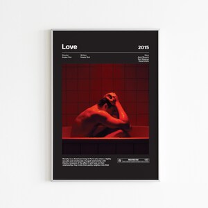 K&ouml;nnte beinhalten: Ein Filmplakat f&uuml;r den Film "Love" (2015) mit einem Mann, der in einer Badewanne sitzt. Das Plakat ist schwarz mit rotem und wei&szlig;em Text. Der Mann sitzt in einer Badewanne mit roten Fliesen. Der Text auf dem Plakat lautet "Love" und "2015".