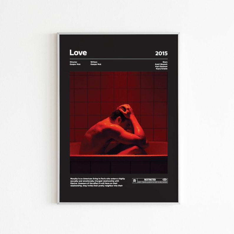 K&ouml;nnte beinhalten: Ein Filmplakat f&uuml;r den Film "Love" (2015) mit einem Mann, der in einer Badewanne sitzt. Das Plakat ist schwarz mit rotem und wei&szlig;em Text. Der Mann sitzt in einer Badewanne mit roten Fliesen. Der Text auf dem Plakat lautet "Love" und "2015".
