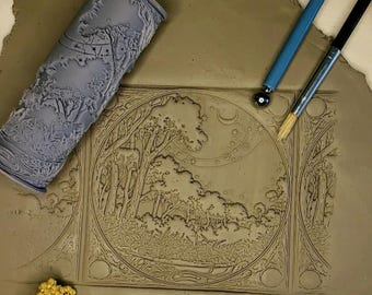 Peut inclure: Un gros plan sur une tuile en argile avec un motif en relief détaillé d'une scène de forêt. Un rouleau à pâtisserie avec un motif similaire est visible en haut à gauche, ainsi qu'un petit outil et un pinceau.