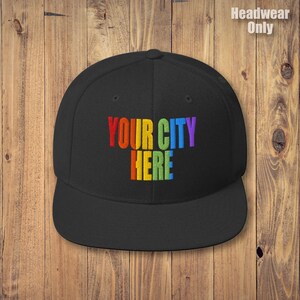 Casquette snapback brodée personnalisée, arc-en-ciel LGBT « Votre ville », à visière plate, unisexe