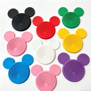 Puede incluir: Un letrero de madera rústica con el texto "Welcome to our home" en letras blancas. El letrero presenta un acabado envejecido y un diseño simple y acogedor, ideal para la decoración de la puerta principal.