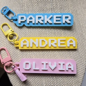 Porte-clés avec nom, étiquette de bouteille personnalisée, étiquette de nom d'enfant personnalisée, sac de fête pour cadeau, porte-clés avec nom de sac à dos, porte-clés avec nom de cartable