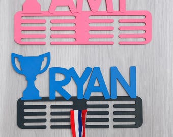 Porte-médailles nominatif personnalisé - Présentoir personnalisé pour récompenses sportives - Suspension pour trophées - Cadeau parfait pour les athlètes et les enfants - Présentoir pour médailles